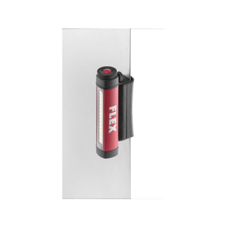 Bilden visar produketen FLEX - MWL 150 4 - Multifunctional LED Headlamp runt en plåt vertikalt